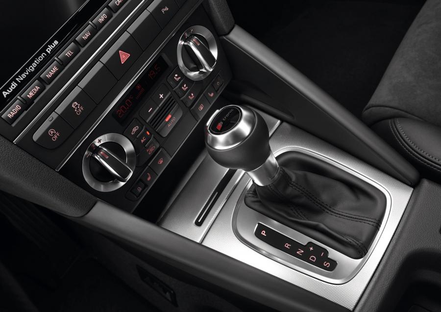 Детали интерьера Audi A3 TDI (8P) 2010 года  (фото 2 из 12)